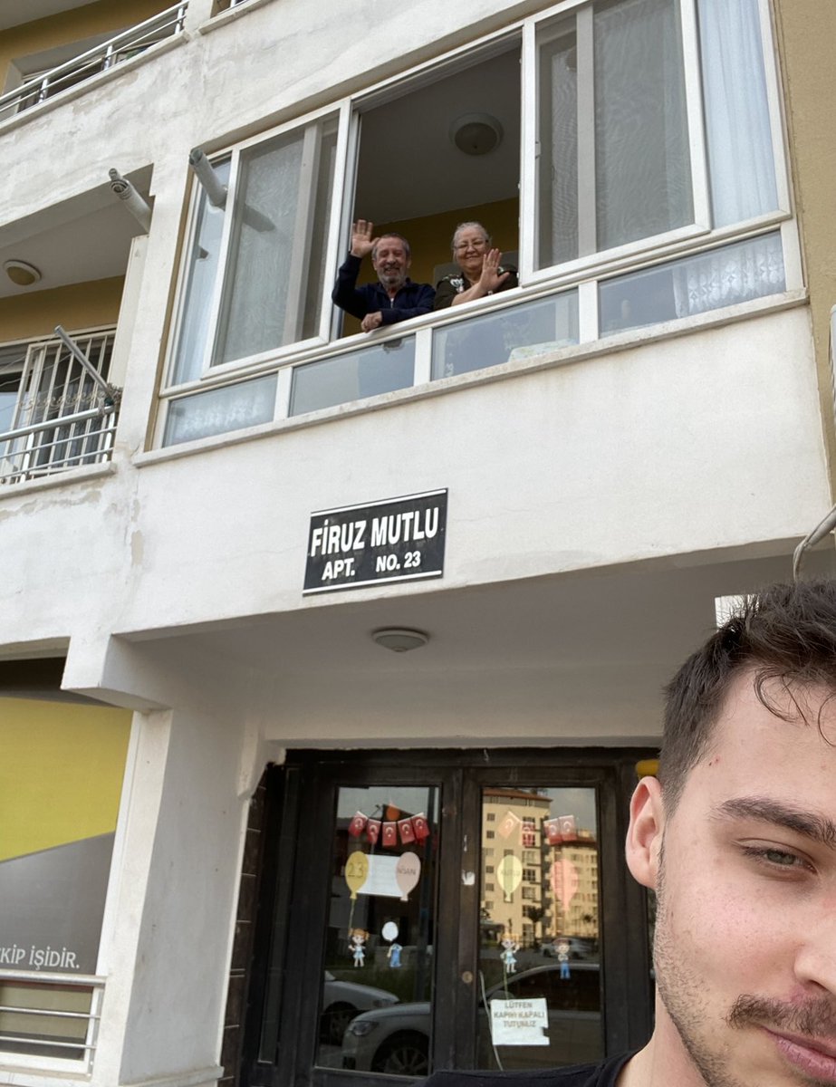 AntakyaKapilari's tweet photo. Bu Antakya kapısına da iyi bakın! Yukardan el sallayan iki insan da yok artık. Biri covidten diğeri depremden öldü. Firuz-Süleyman Mutlu Apartmanı’nı ve ince betonlar arasına köpük kullanıp onlarca insanın ölümüne yol açan müteahhitini, projeyi onaylayanları asla unutmayacağız. https://t.co/gp6paDsOuy