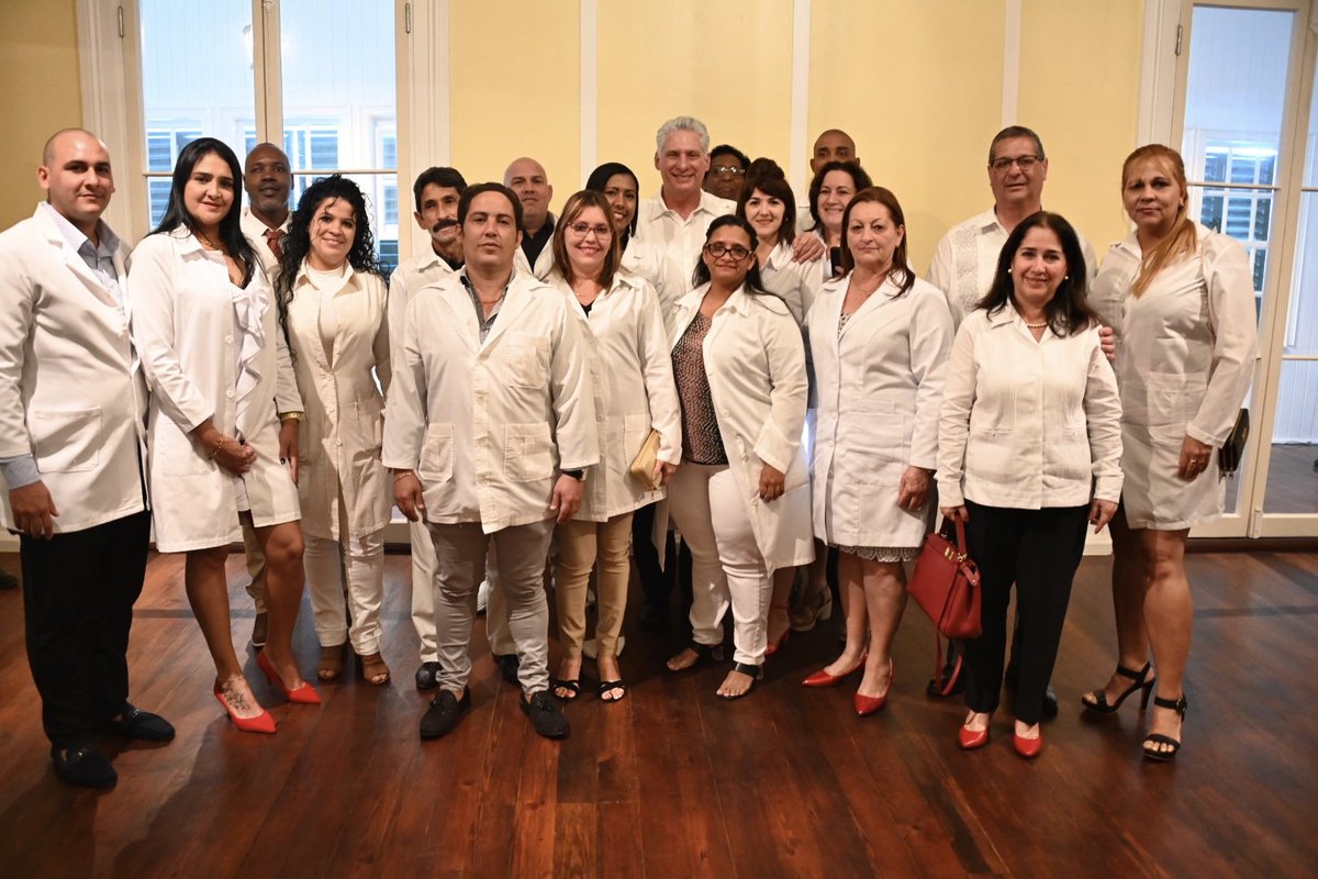 DiazCanelB's tweet photo. Buenísimo intercambio con la brigada médica cubana en #Belice. Conocen a fondo la realidad del país y su compromiso con la población beliceña es tan elevado como con nuestra Patria. Dan y reciben enseñanzas cada día. Sentí orgullo escuchándolos. 

#CubaPorLaVida https://t.co/pFdXiacqV9
