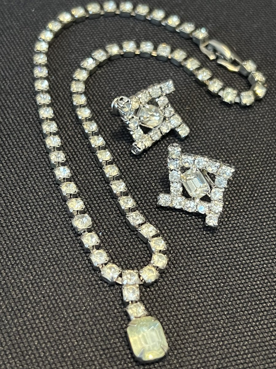 Check out VINTAGE 40s #ArtDeco Rhodium Ice Clear Glass Emerald Cut Necklace Earring Set /2 #rhodiumplate #emeraldcut #estatejewelry #vintagejewelry #ebaylots #ebayfinds #rhinestones #prongsetjewelry #vintage40s #vintagerhinestones ebay.com/itm/2661288192… #eBay via @eBay