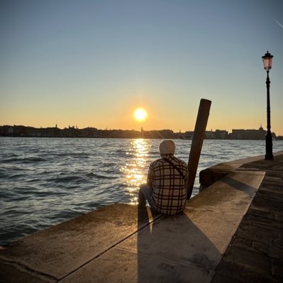 Seb_Ounet's tweet photo. « Tournes-toi vers le soleil et l’ombre sera derrière toi » #NouvellePhotoDeProfil https://t.co/mvsQe2BVZF