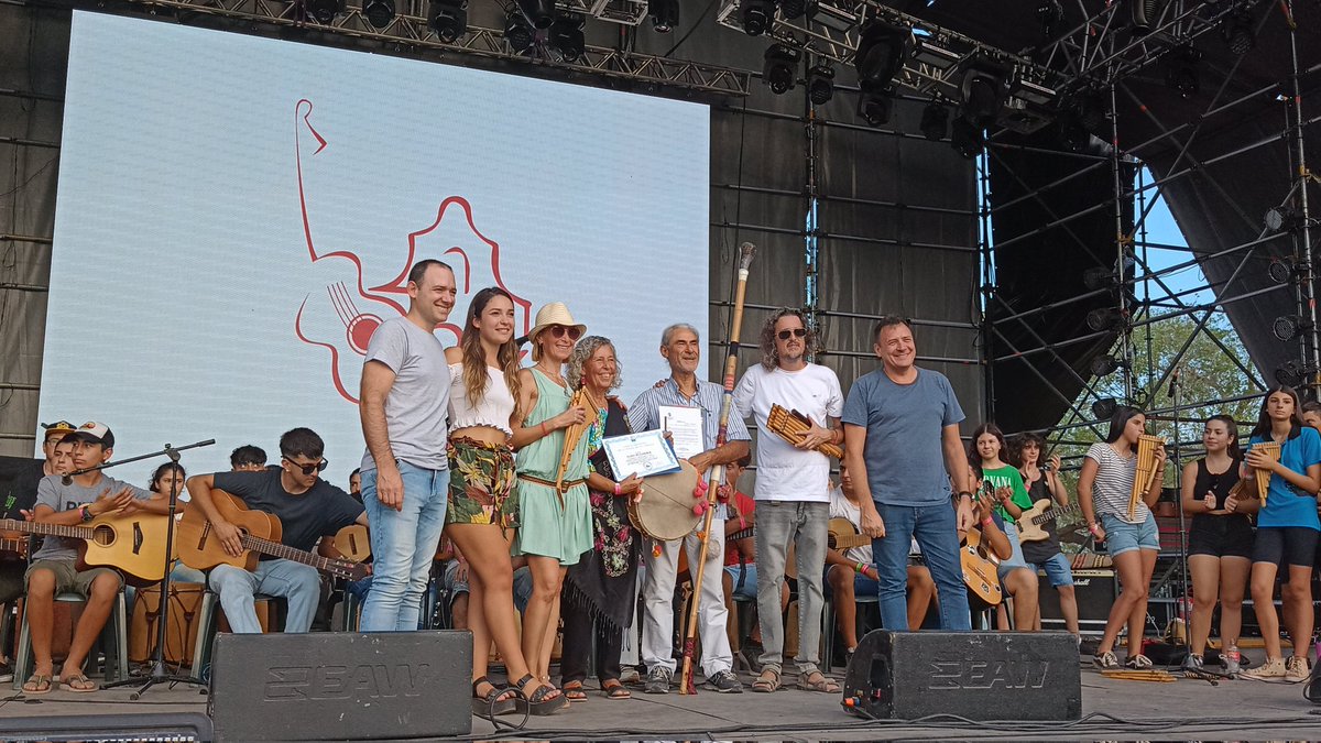 HernanOre1's tweet photo. Comenzamos la 3° jornada de festival junto a @LeoIntendente y @DelfinaCavagner con un reconocimiento a las trayectorias de Elida Pfleiderer y Juan Verdun, fundadores de la Orquesta Folclórica Municipal. https://t.co/T5M4PnOu2m