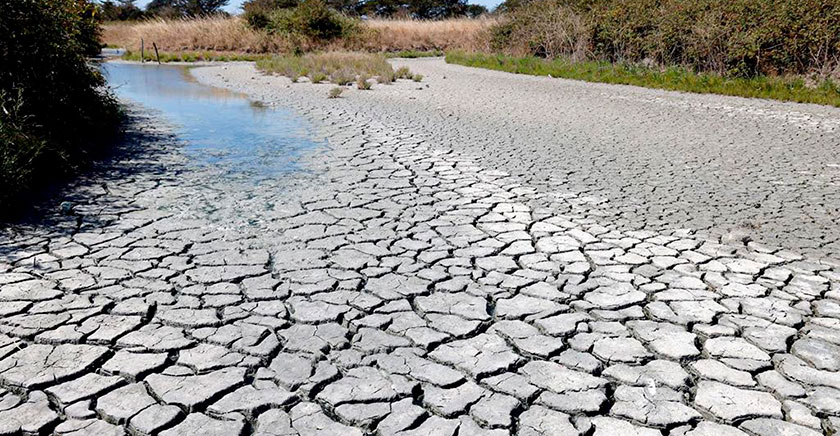 uchile's tweet image. La escasez hídrica en Chile es un fenómeno que plantea desafíos en el presente, pero también para el futuro, incluyendo investigaciones y decisiones urgentes. Esto lo analizaron académicos de la U en la reciente @uchile_beauchef Magazine: uchile.cl/u200549