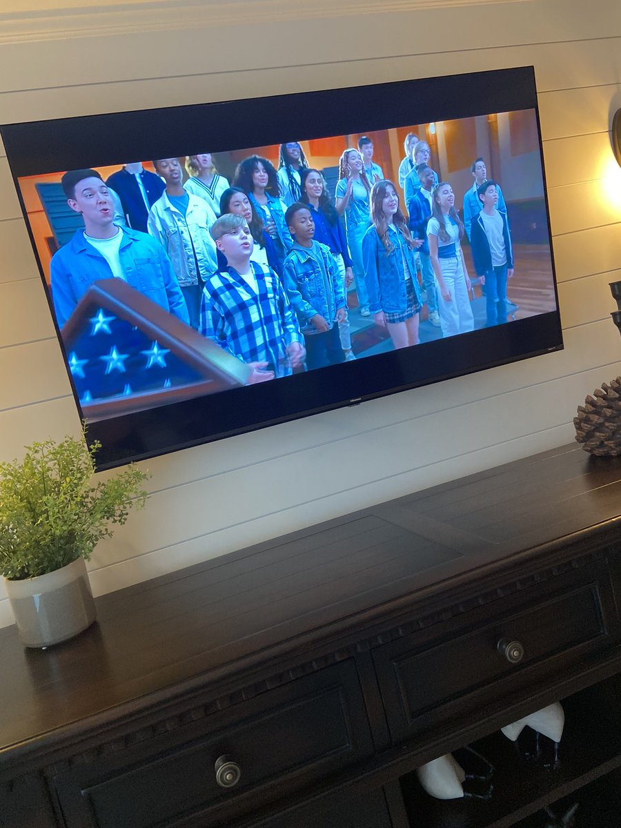 vanella_liberty's tweet photo. One proud former teacher!! Room 17 was cheering for you, so amazing &amp; so proud of this wonderful kid! @SuperBowl @Liberty_D135 https://t.co/f5VHChpQjX