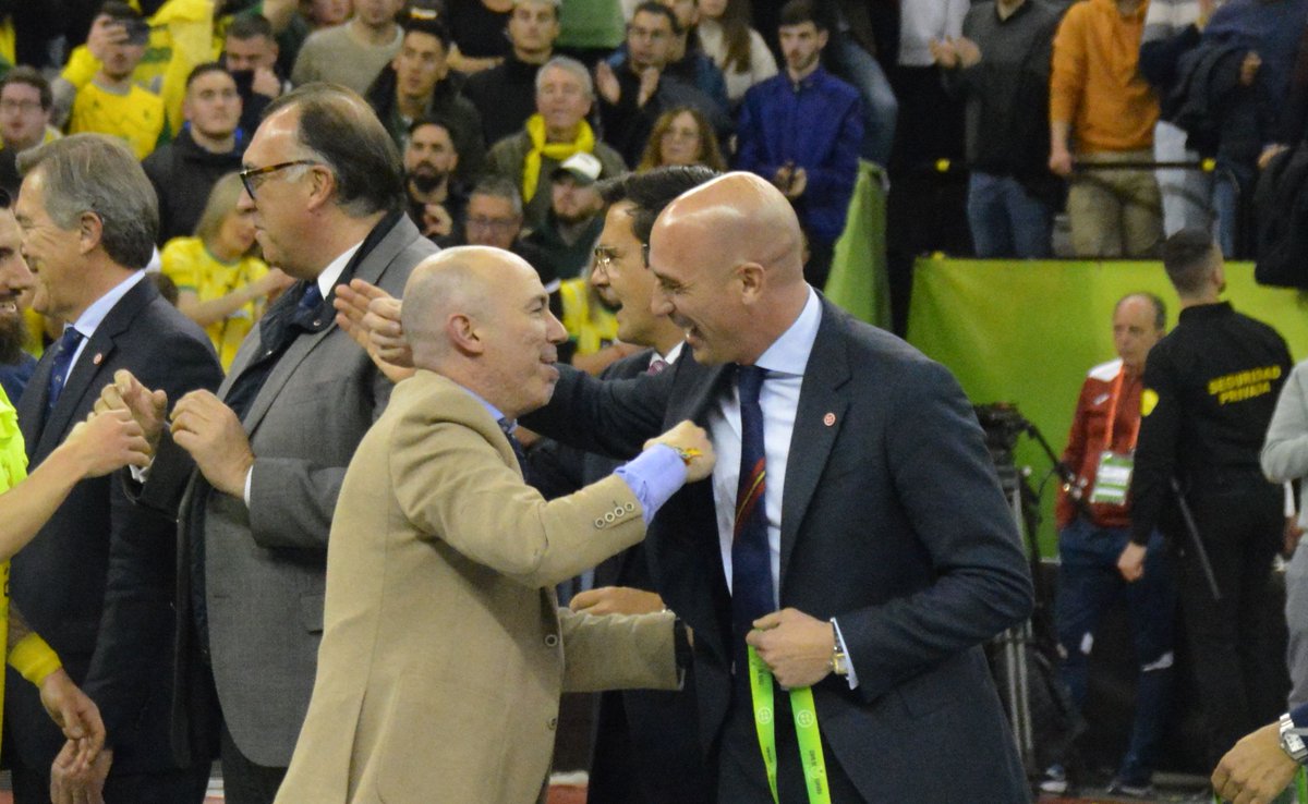 Futsalsur's tweet image. El publico presente en la entrega de medallas y trofeo, dedico una sonora pitada a Luis Rubiales. Al presidente de la @rfef le pasan factura por el desorden que ha tenido la organización de la XXXIV #CopaEspaña. Cuando todo un abarrotado palacio de los deportes se manifiesta....