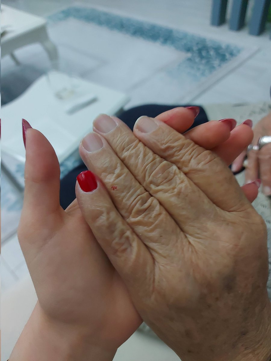 Canım babannem...Ellerimdeki ojeyi beğenince ona sürmüştüm, durup durup ellerine bakıp mutlu olmuştu. Evimden bir tabak eksildi iki gün önce. Acıyı bilmiyormuşum ben bugüne kadar, kötü öğrendim. Mekanın cennet olsun güzel kalplim. Seni çok özleyeceğim çok..♥️