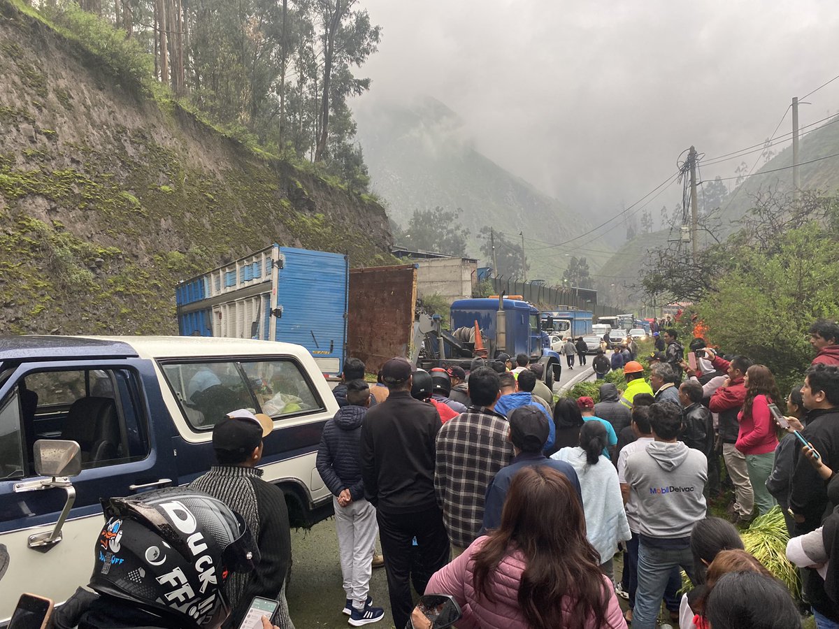 #carreteracentral Ya han descolgado el camión. Ahora hay que sacarlo de la vía.
Un camión cargado de hierba.