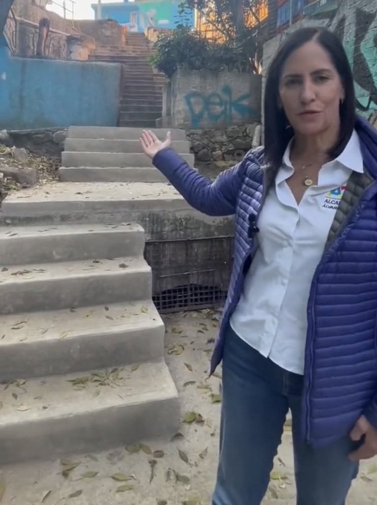 nsilvad05's tweet photo. ¿Es neta que estos 8 escalones (una de sus magnas obras) costaron 3 millones?
#PanistasRatas 
#AlvaroObregon https://t.co/pJsuTTWYVt