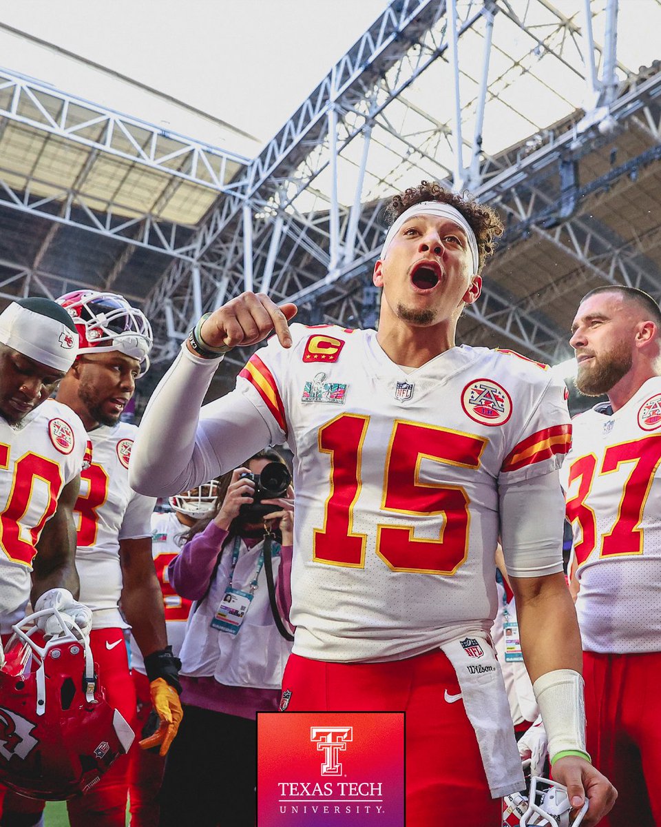 Chiefs's tweet photo. THE SUPER BOWL STARTS NOW https://t.co/UsuwHNNLZN