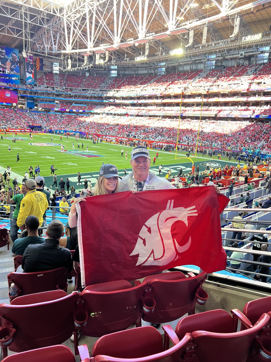WSUCougars's tweet photo. Cougs are in the house at the Super Bowl!

#GoCougs https://t.co/QYNuqO3xUw