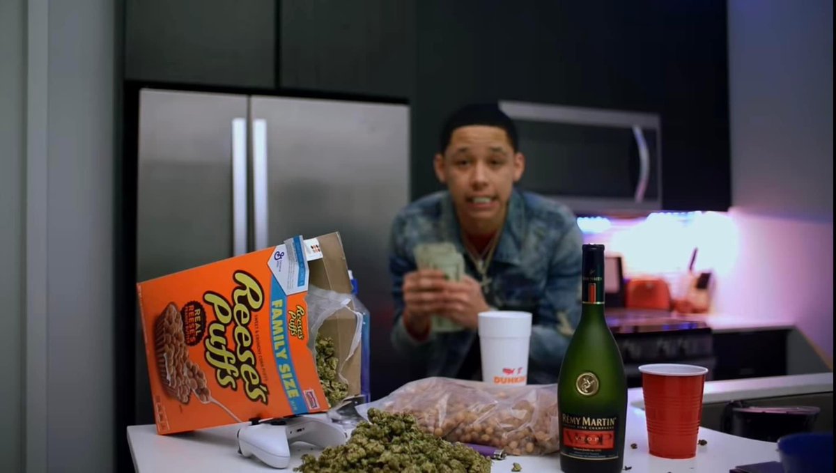 D5iveGG's tweet photo. bra from the reese’s puffs commercial done went krazy🤣🤣🤣 https://t.co/5PKmQ8NaWB