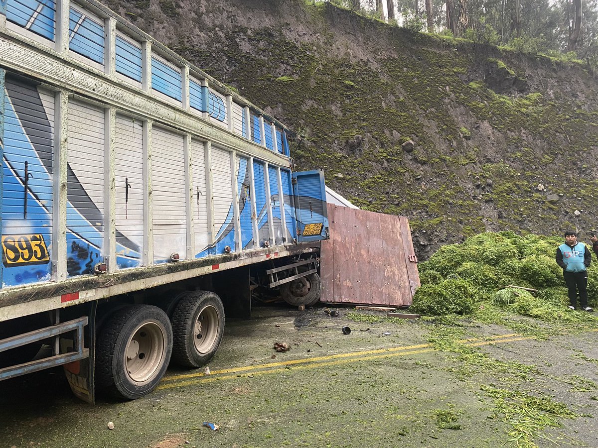 #carreteracentral Van a ladear lo en la cubeta.
Cabina quedó incrustada en la montaña.
#Peru