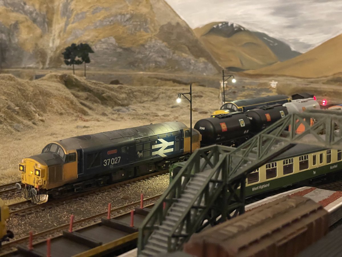 Better late than never! 37s out in force at Highland Rover. #TwitterModelTrainShow <a href="/mattymidland/">Matt Dawson🐟</a> <a href="/DaveClass47/">Dean Park</a> ⁦<a href="/Hornbymag/">Hornby Magazine</a>⁩ #TMRGUK ⁦<a href="/new_junction/">New Junction</a>⁩