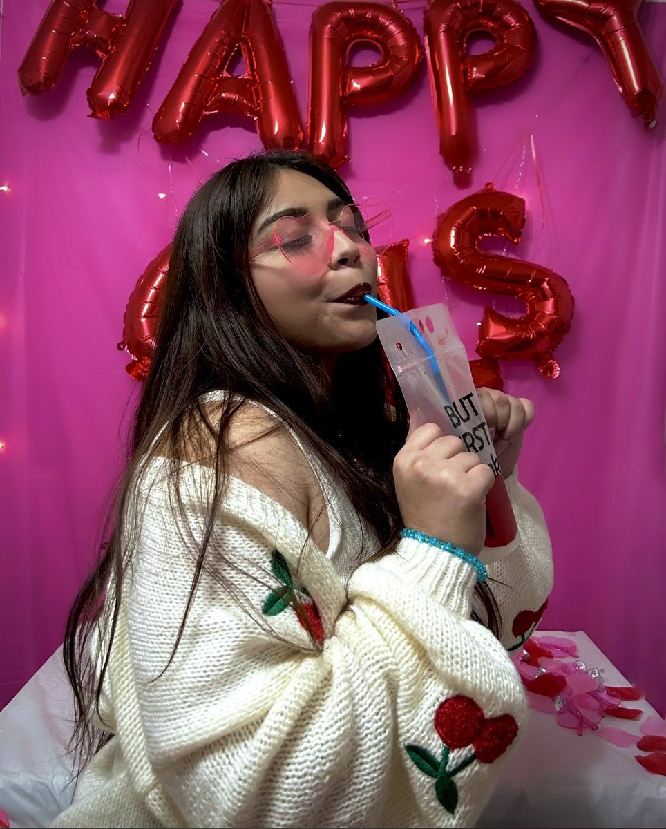 janisyvette__'s tweet photo. happy galentines day from ur local hot mom🍒 https://t.co/YYhNY8qUTM