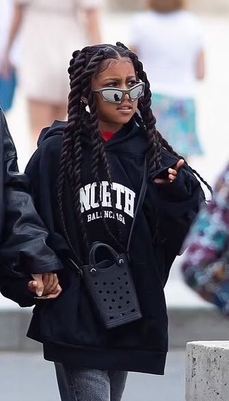 bbeyfobic's tweet photo. Blue Ivy and North west are literally the coolest kids 😭 https://t.co/Fyj0c6Nckv