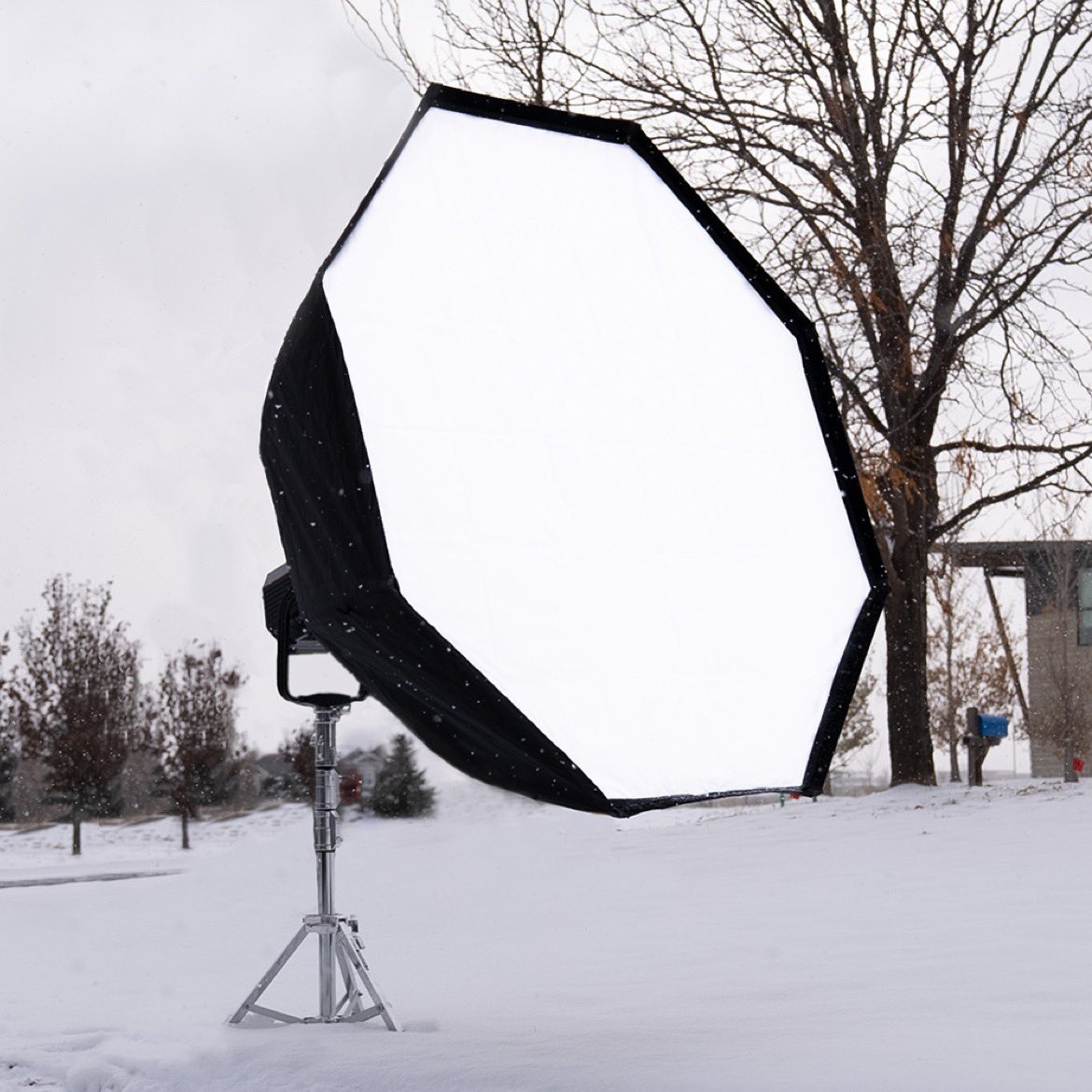 Orion 675FS with <a href="/ChimeraLighting/">ChimeraLighting</a> 6’ Octa in a snowy day! 

#bts #cinematography #lighting #prolycht