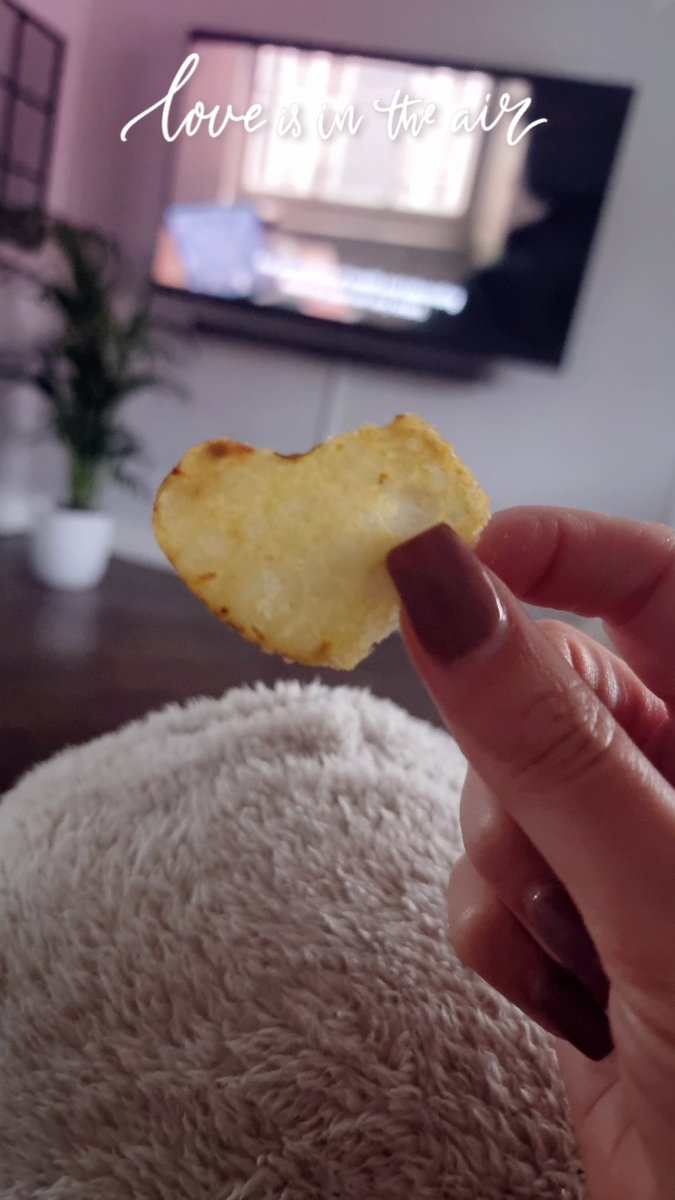 GLAMOUR_EYEZ's tweet photo. @walkers_crisps I opened a packet of cheese &amp; onion and came across a cute heart shaped crisp..took a pic &amp; ate it only to find out 9 hours later that it's part of your most recent competition!!! 
I have the empty packet but this is the only pic... gutted  🥲🥲 
#lovefromwalkers https://t.co/TvUY5d6Gm0