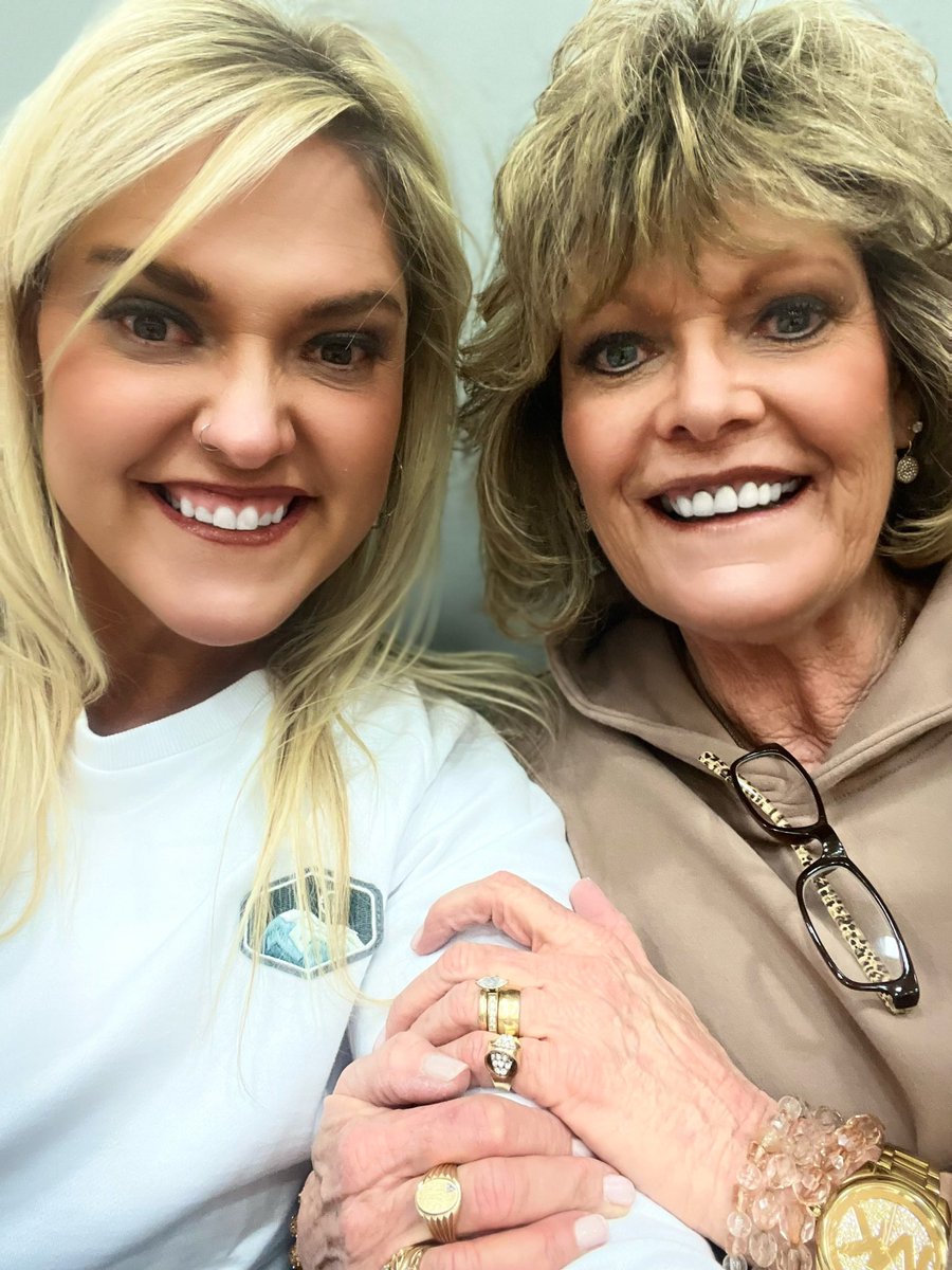 Jordan_Leigh18's tweet photo. Happy Birthday to my mommaโ the one & only MONA! โค๏ธโค๏ธ #builtinbestfriend https://t.co/8cUyykODNH