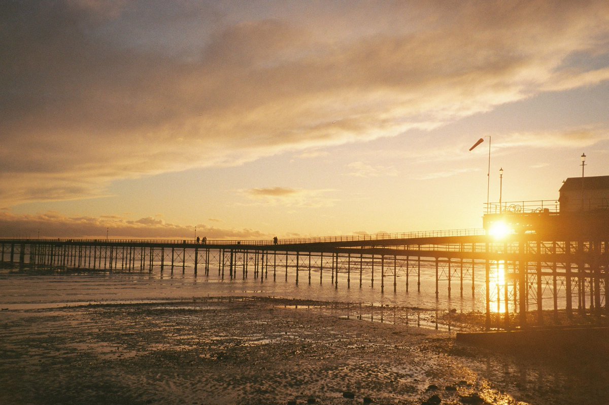 nickpage's tweet image. Southend Pier Sunset. #filmphotography #35mm #Southend #istillshootfilm