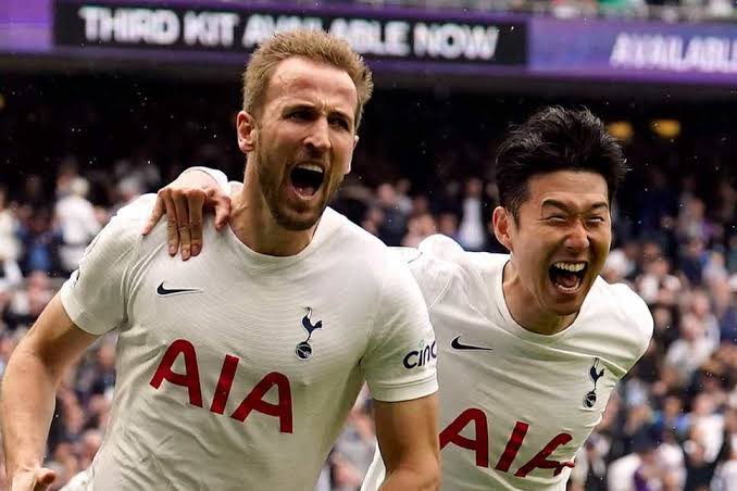 Kane and Son after retiring at Spurs with zero trophies: 