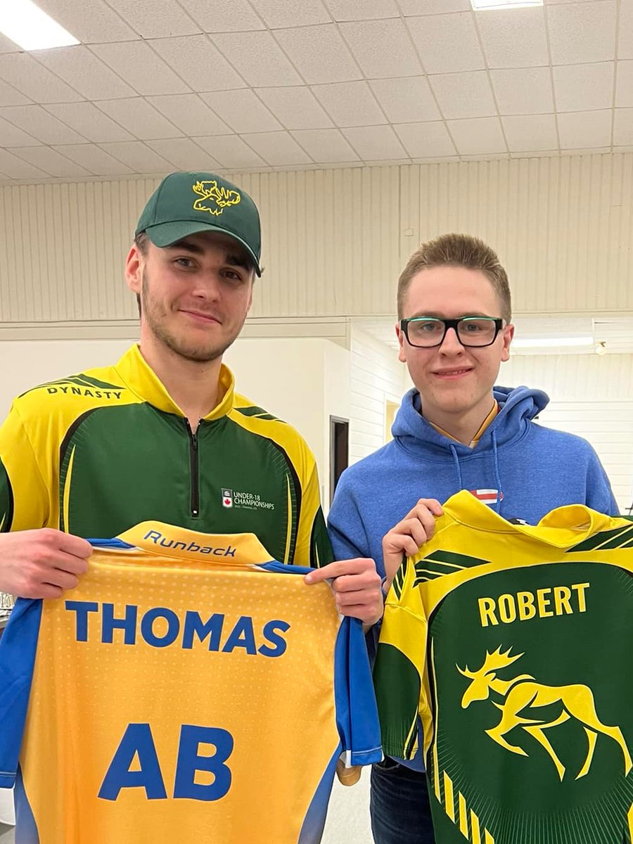 curlthemac's tweet photo. New friends at the U18! #u18cc2023 #curling #Canada #Timmins https://t.co/HkLUelVHDL