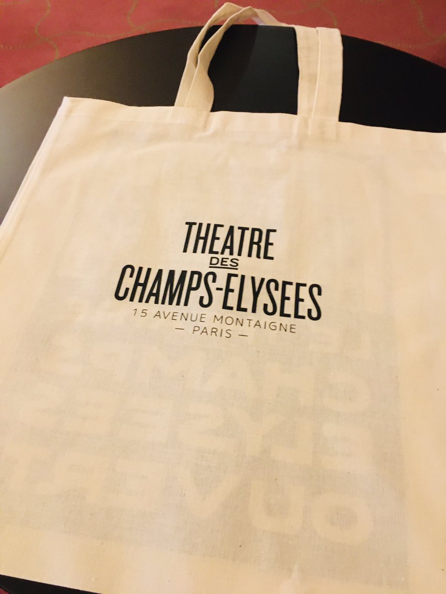 お土産にトートバック購入
#Theatredeschampselysees 
 
そりゃ欲しいのはHayatoteだけどこれはこれで可愛い

Sac fabriqué en France (🇫🇷製)
ってタグに書いてある

だろうね！
生地ペラッペラだもん😂
