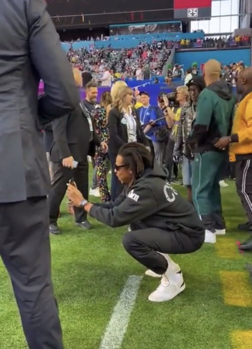 brilewerke's tweet photo. Jay-Z has perfected squatting down without creasing his shoes https://t.co/UyZ7OAoP5L