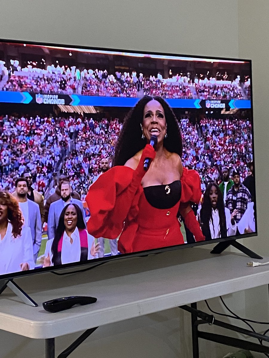 Burrodefrijoles's tweet image. Que jodida se ve Rihanna
#pregameshow #SuperBowlLVII