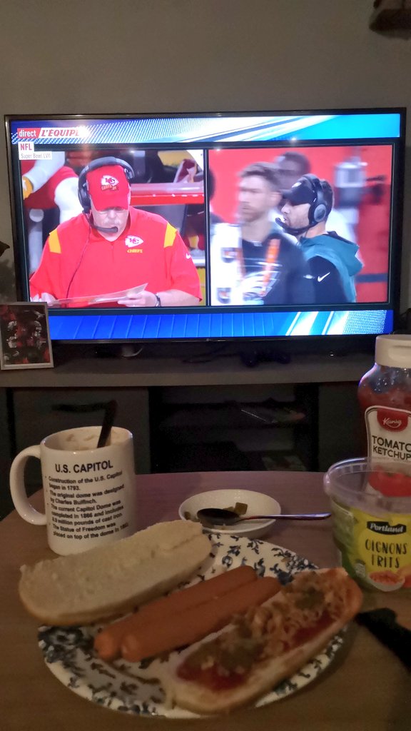 MathyS_23's tweet image. Hot Dog et café a 3h du matin. Y'a que le #SuperBowl pour ça. #lequipeNFL