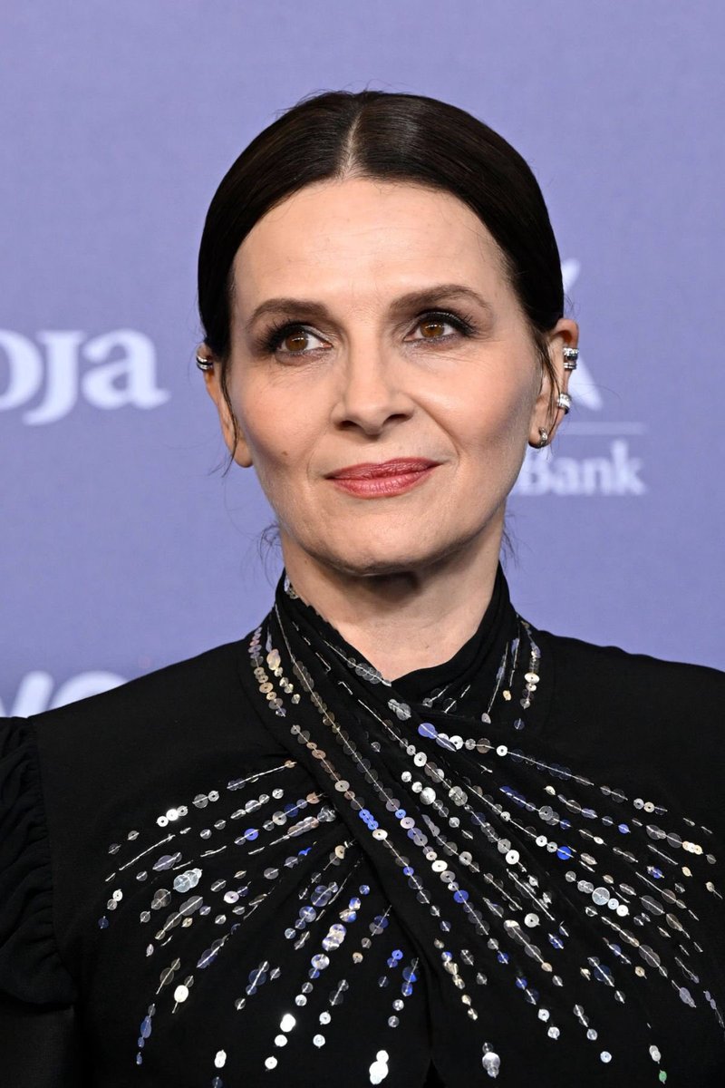 binochedaily's tweet photo. NEW: Juliette Binoche at the Goya Awards. She won the international honorary Goya award on February 11, 2023 https://t.co/81Ia8kMr3X