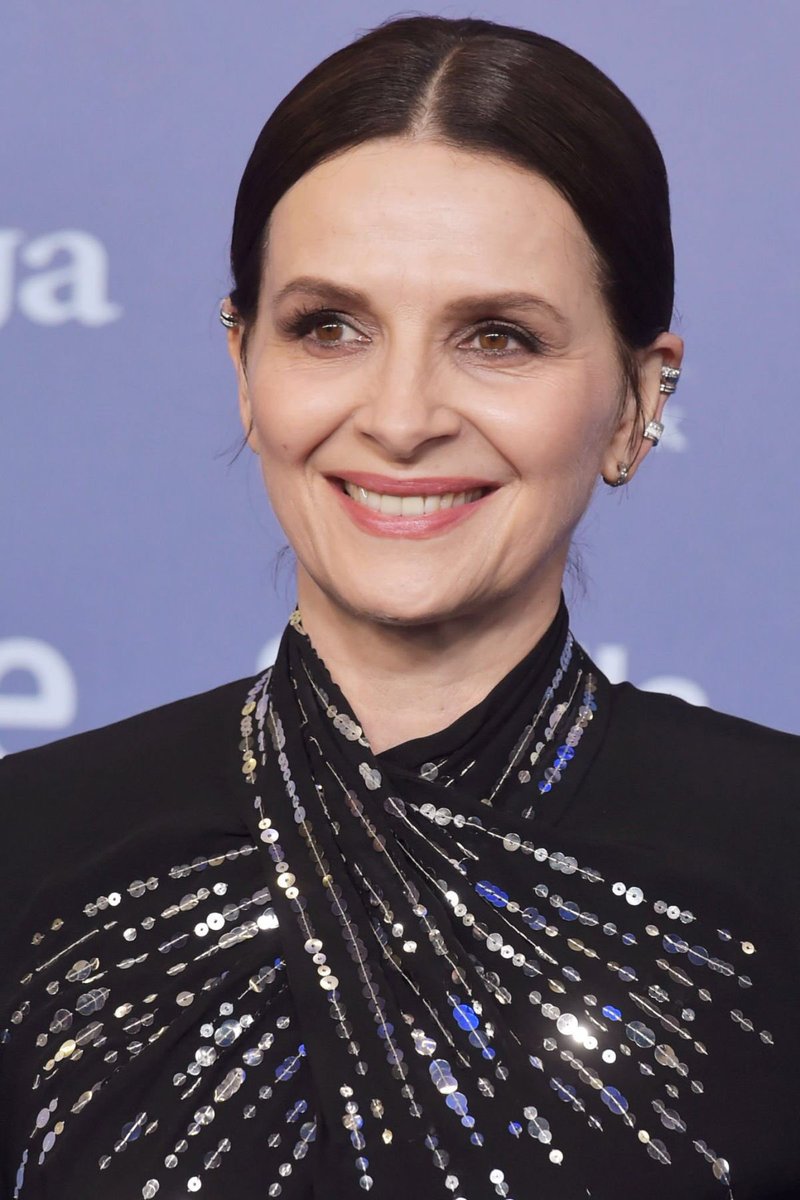 binochedaily's tweet photo. NEW: Juliette Binoche at the Goya Awards. She won the international honorary Goya award on February 11, 2023 https://t.co/81Ia8kMr3X