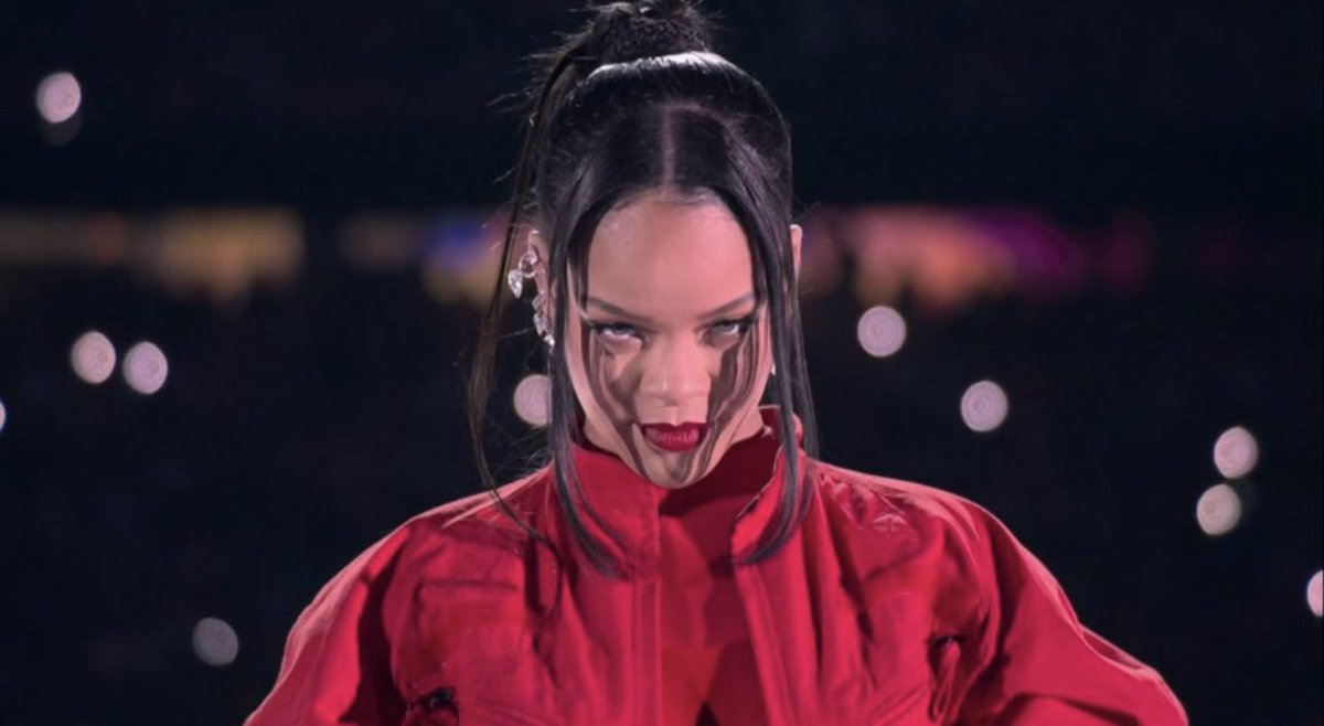 President Riri out here doing presidential things. This performance was needed for world peace👏👏👏