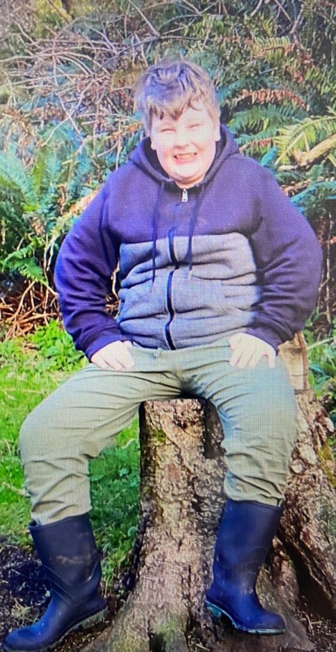 SeattlePD's tweet photo. MISSING: Eli, 11 y/o, 5’4”, light brown hair, green eyes. Has autism. Last seen wearing two tone blue jacket in picture, dark blue jeans, and black rubber boots with green trim also in picture. Please call 911 if seen. https://t.co/QaW8brUO9S