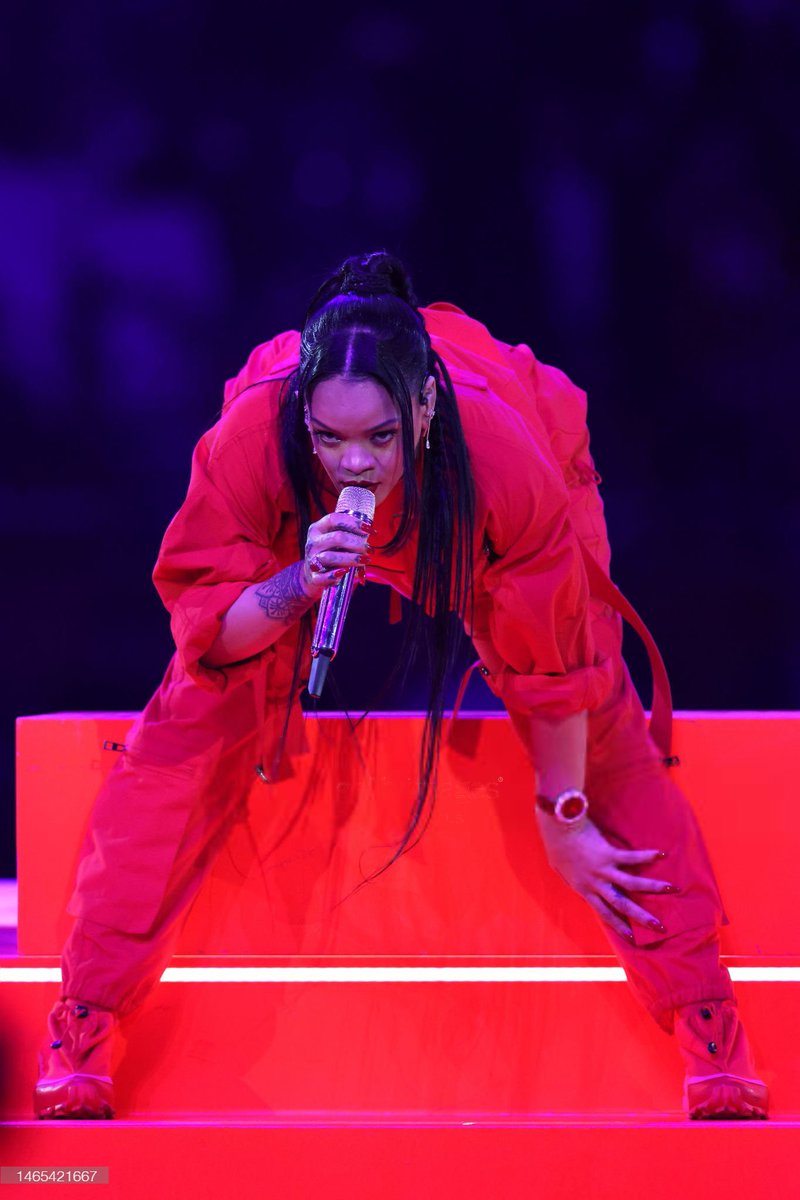 urcouchie's tweet photo. RIHANNA WON GUYSS #HalftimeShow #Rihanna #riri #SuperBowl #FentyBowl https://t.co/BxSVFHZNZE