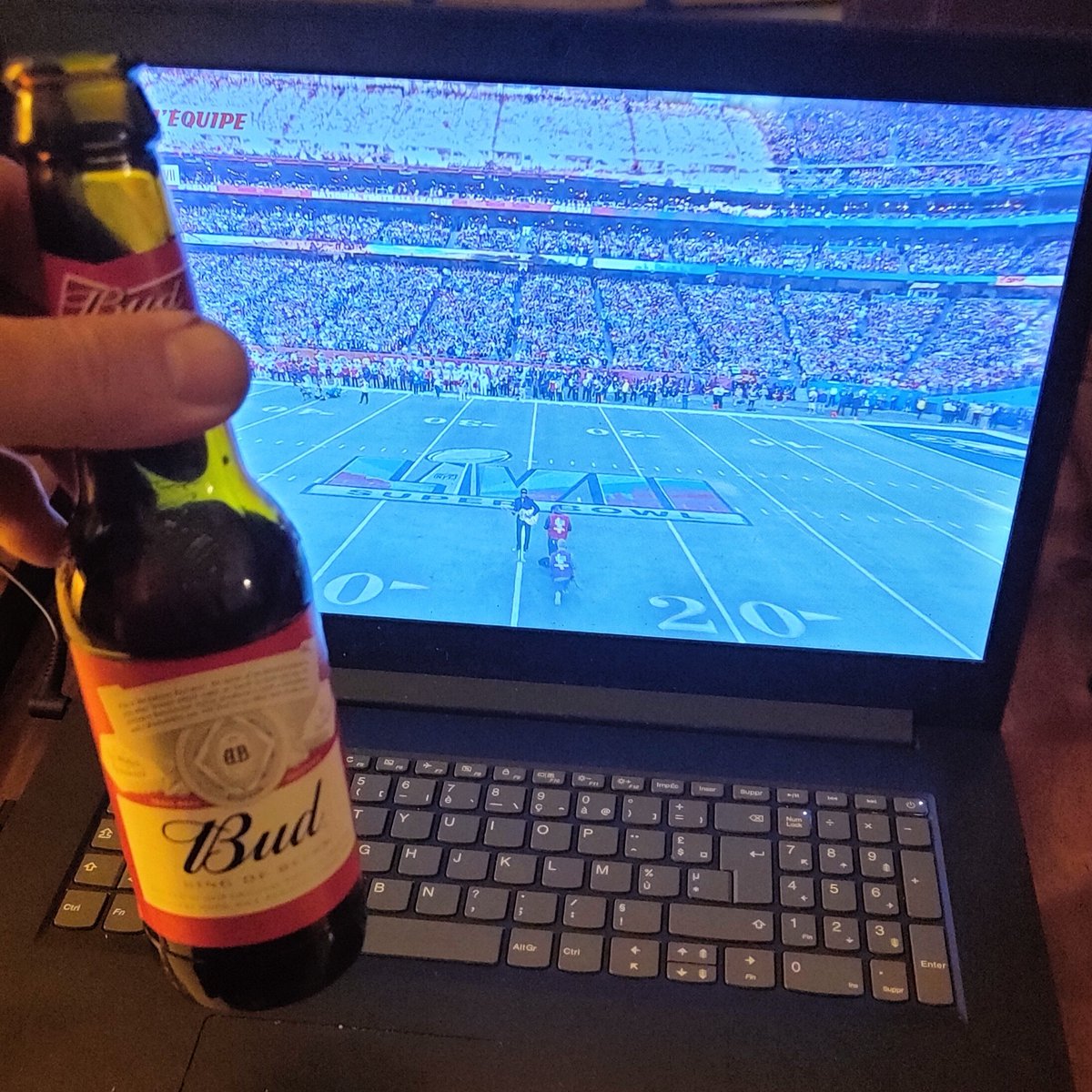 Zeng_Com's tweet photo. Wazaaaaaa ! 
Having a #Bud, watching the game ! 
True, True ! 
Avec modération. 
#lequipeNFL @lequipe #SuperBowlLVII https://t.co/VqriCzXTAj