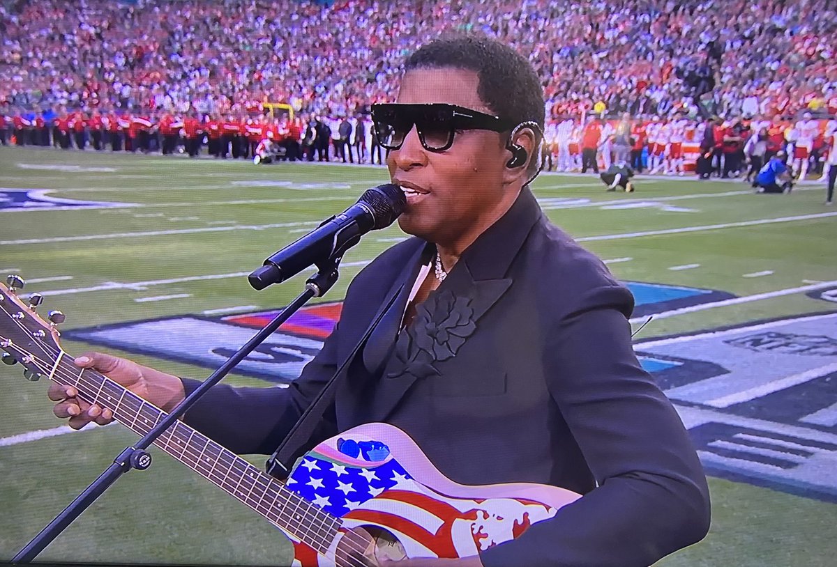 RJ4oregon's tweet photo. Super Bowl LVII kicked off with #Babyface singing the America The Beautiful ❤️ #LetsGo https://t.co/Qyxy7YmFXP