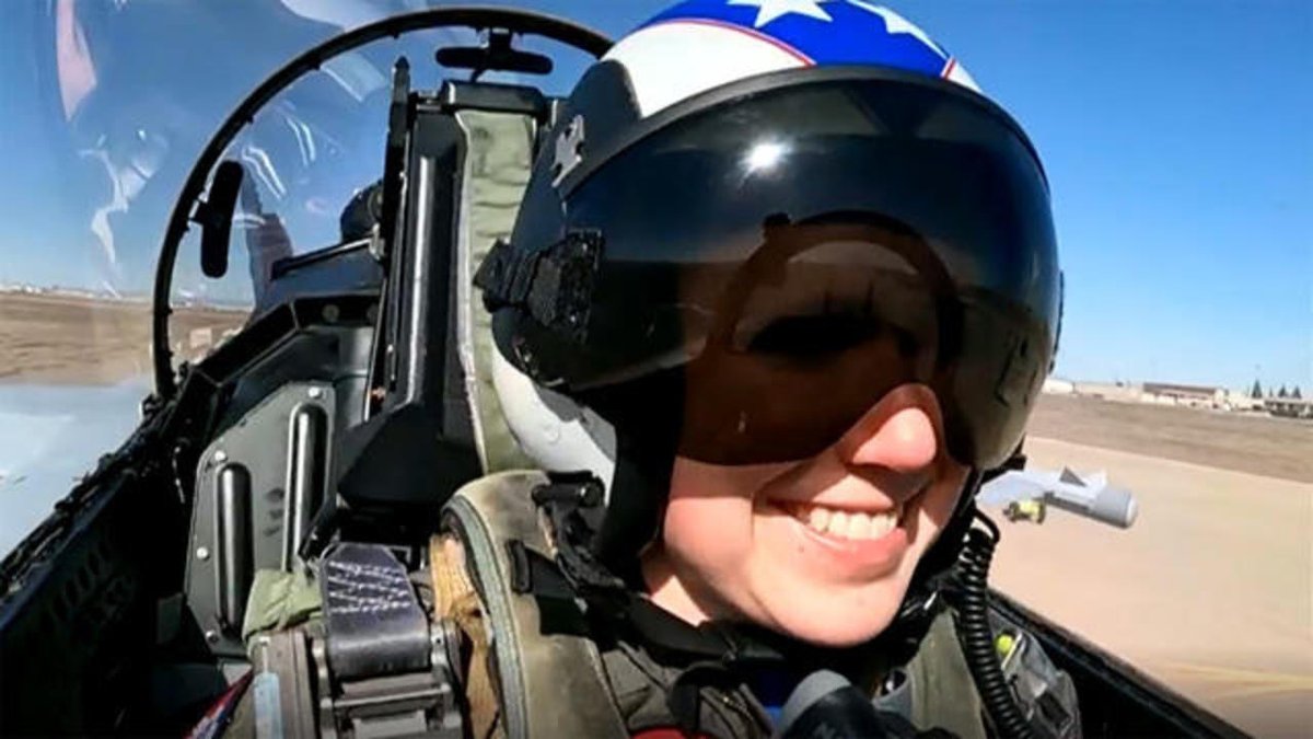 tpcavins's tweet photo. That National Anthem by Chris Stapleton and the all female US Navy jet flyover was just badass. #flynavy #Super Bowl. https://t.co/qIrjWUeYSo