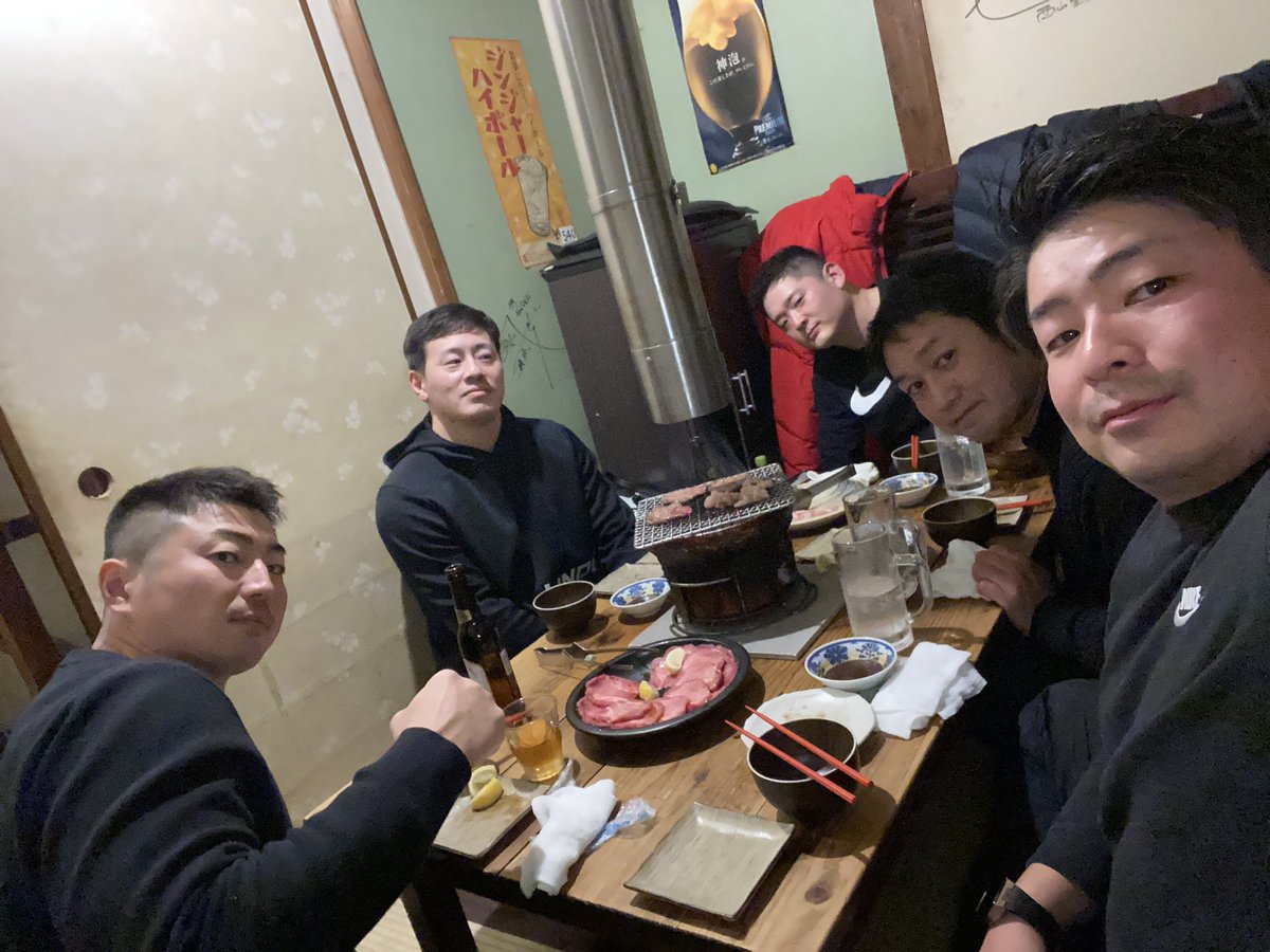 強化稽古後は、同世代の支部長たちで食事👍
選手時代は試合で競い合い切磋琢磨した仲間ですが、支部長になった今も違った意味で競い合い極真空手を各地で広める為に切磋琢磨しています！
若い子たちにも、今は選手として全力で競い合い、横の繋がりを大切にしながら空手に没頭して貰いたいですね😁