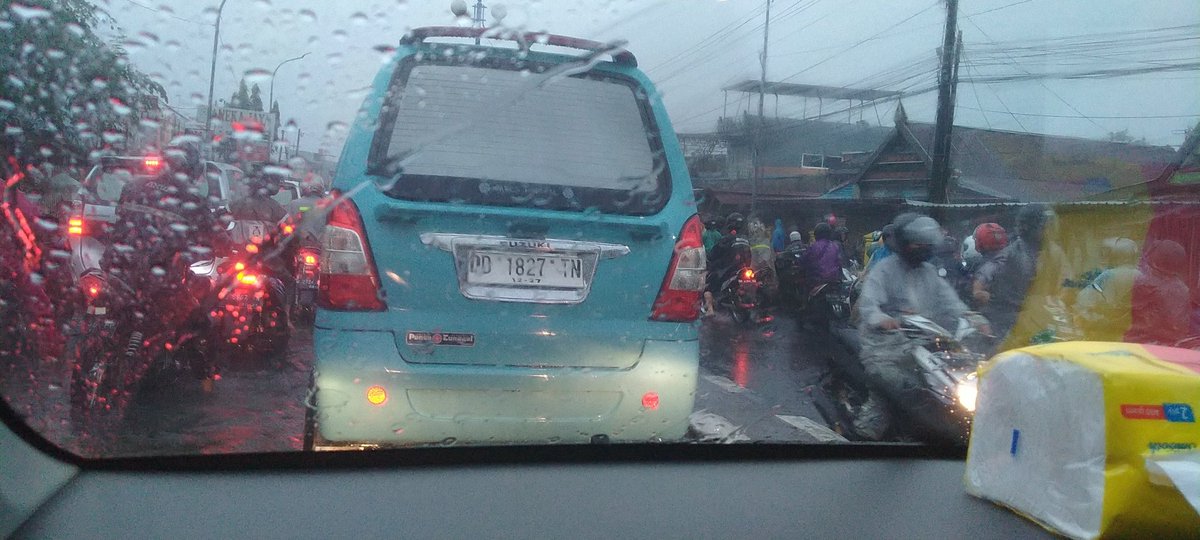 mjay_j's tweet photo. Butuh Polantas utk macet parah di sekitar Pasar Bulu Bulu mandai, nggak ada yg atur, semua main potong jalan https://t.co/bDchx9qHtg
