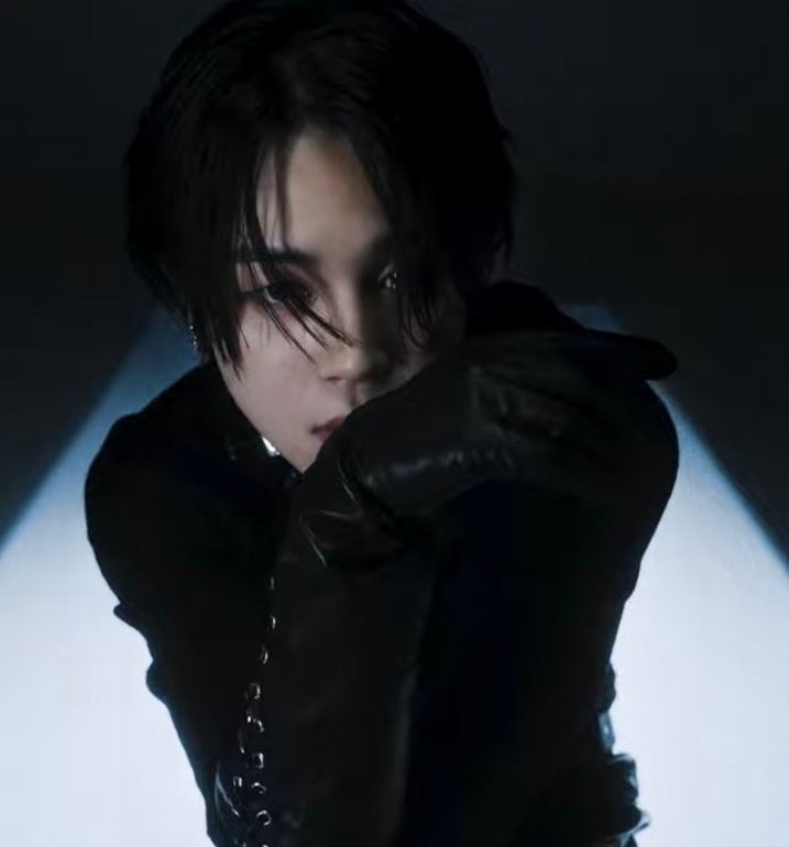 sugamihoney's tweet photo. Teorias sobre el albúm de Jimin :

1. Jimin estreno su photofolio " tailor of chaos " lo cual había una pista de 13 canciones llamada: "Destruye al ángel". 
2. En el albúm se muestra que fue lanzado el 5 de marzo del 2013 y si es lanzado en esa fecha ??

+ https://t.co/WC6meO208L
