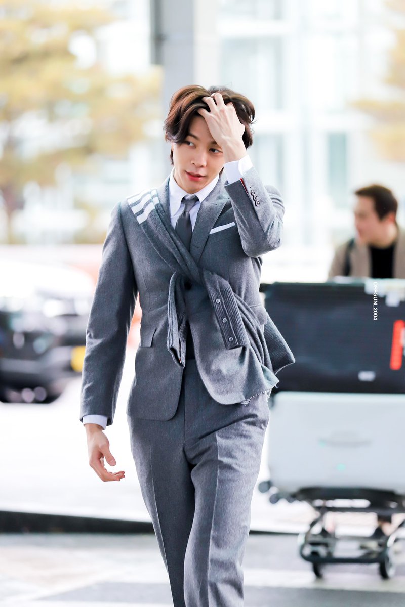 Offgun_2004's tweet photo. 230213 ✈️💚🫶🏻

#쟈니 #JOHNNY #ジャニー #NCT127 #NCT #JOHNNYXNYFW #JOHNNYXTHOMBROWNE https://t.co/wX0V4rey0o
