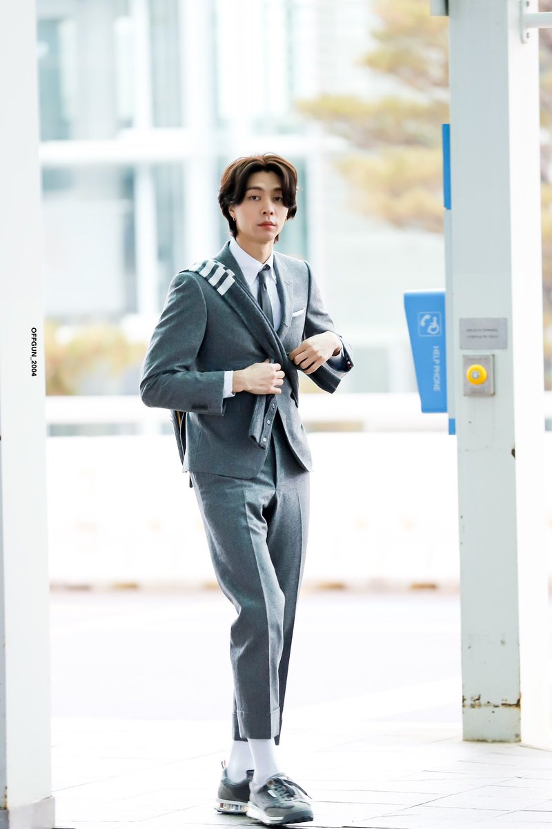 Offgun_2004's tweet photo. 230213 ✈️💚🫶🏻

#쟈니 #JOHNNY #ジャニー #NCT127 #NCT #JOHNNYXNYFW #JOHNNYXTHOMBROWNE https://t.co/wX0V4rey0o