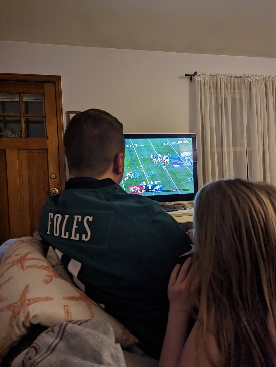 MrsAllBiz's tweet photo. Glad this guy came home early. Go birds! @allbusinesspete https://t.co/GEQkkMM4M5