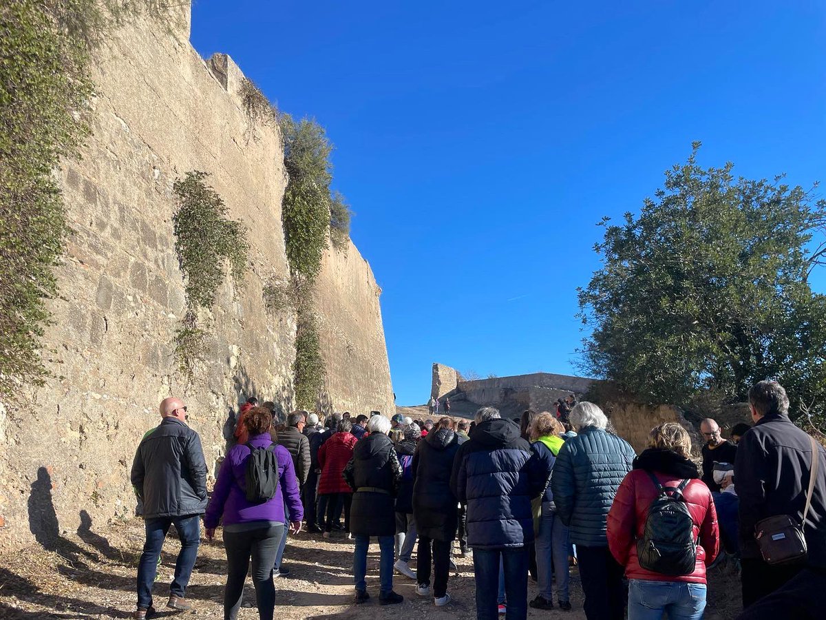 ERoigM's tweet photo. Este any hem pogut tornar a gaudir de la Ruta Mossèn Sol, la novena, que des de la nova plaça de la Catedral els #amicsdelsjosepets ens ha conduit pels carrers del Nucli Antic i de Remolins fins al Castell dd Tenasses
#mossensol @operarios de #Tortosa #TerresdelEbre #retrobament https://t.co/0fCbkKSHbH