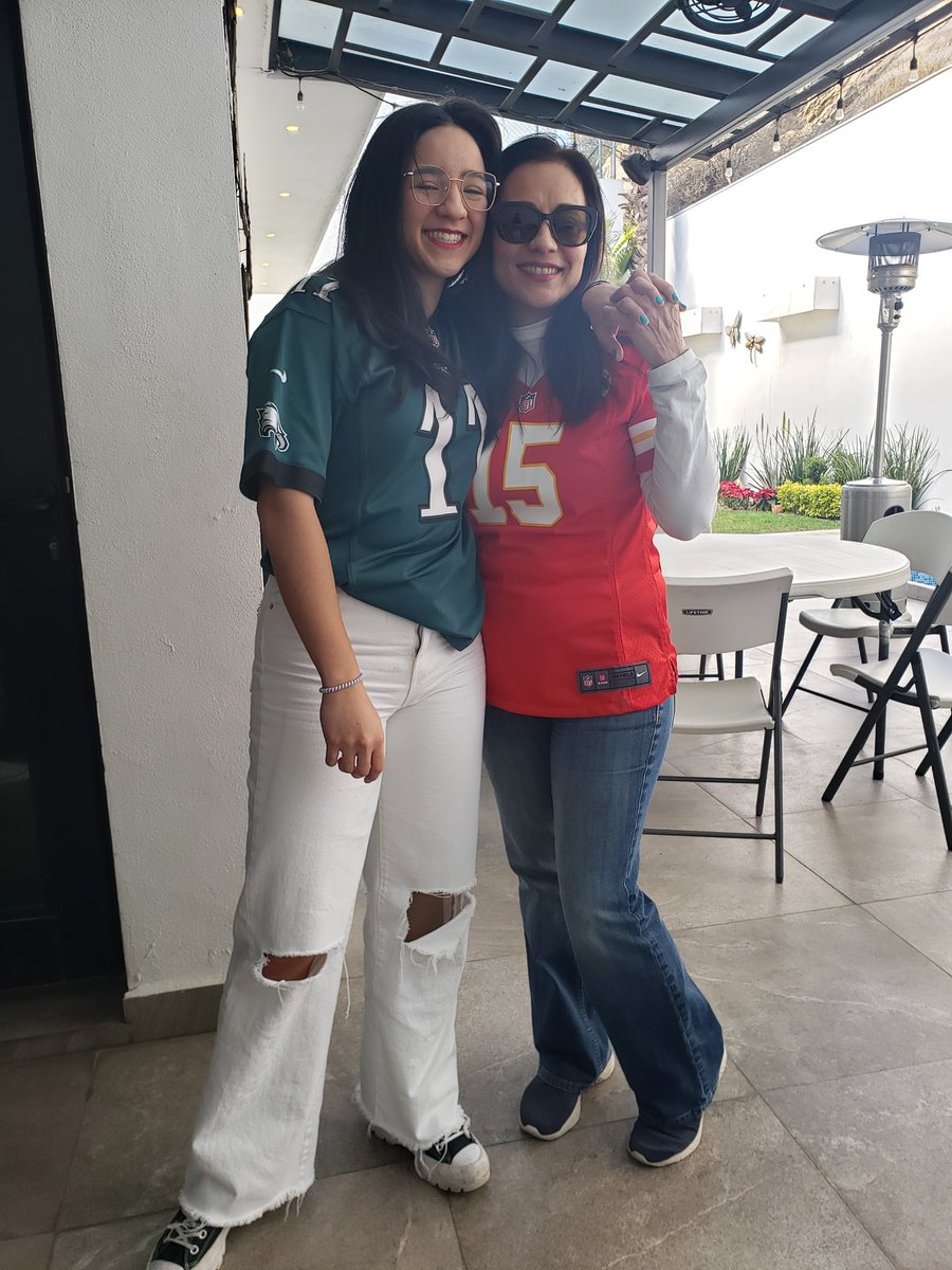 nietoxic's tweet photo. Madre e hija rivales 💚❤ #SuperBowlFamiliar #NFLXFSM https://t.co/5kShzI5tJq