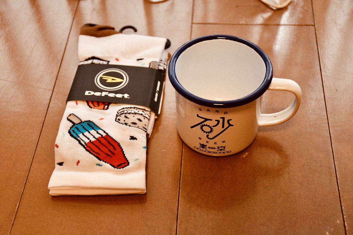 stemdesignjpn's tweet photo. 昨日のイベントのお土産
#葫蘆マグ
#defeetsocks https://t.co/k8wgxU0Ncz