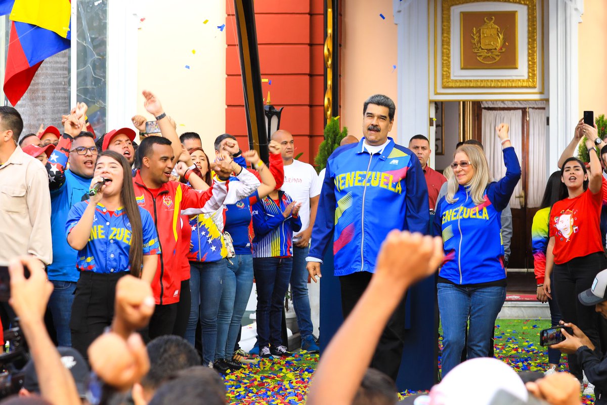 NicolasMaduro's tweet photo. Estoy feliz de recibir en el Palacio del Pueblo a las y los jóvenes de la Patria, en un día especial de celebración del #DíaDeLaJuventudPatriota y la conmemoración de los 209 años de la Batalla de La Victoria. Un mar de amor de la juventud, vanguardia de lucha revolucionaria. https://t.co/Tyj5L8lvKd