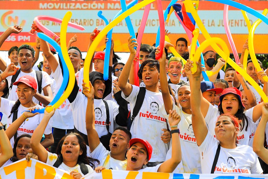 NicolasMaduro's tweet photo. Estoy feliz de recibir en el Palacio del Pueblo a las y los jóvenes de la Patria, en un día especial de celebración del #DíaDeLaJuventudPatriota y la conmemoración de los 209 años de la Batalla de La Victoria. Un mar de amor de la juventud, vanguardia de lucha revolucionaria. https://t.co/Tyj5L8lvKd