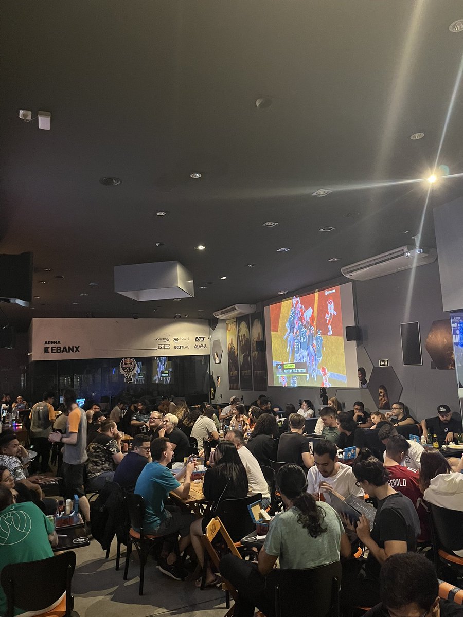 Galera em peso assistindo Superbowl na Cooldown!!! #NFLnaESPN