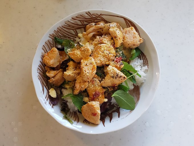 おはようございます!
今朝は天気が悪く寒いので、インドネシアの辛味調味料「サンバル」を入れて焼いた鶏胸肉をご飯に乗せて頂きました☺️
サンバルはトマトペーストも使用され辛味とともに仄かな酸味が特徴です。
美味しく食べて今日も頑張ります💪✨🌈☀️☺️
#筋トレ #運動 #朝食 #健康 #ダイエット 