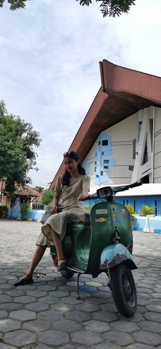 KaesarAgustinus's tweet photo. @mlenthung @beny_bendhot Vespa dengan model nya https://t.co/0FIIgLRvhc